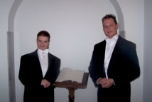 Gastheer in rokkostuum