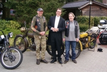 Gastheer in rokkostuum