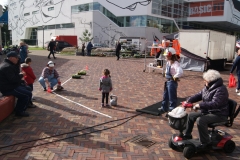 Fluitende bouwvaksters op de Tilburgse markt
