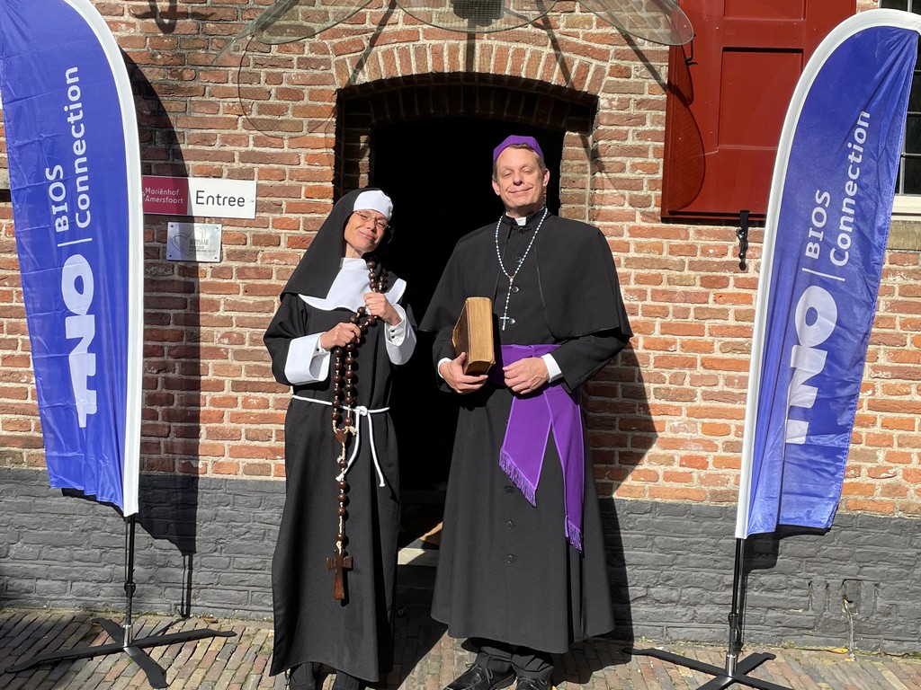 Zuster Non en Bisschop Priester