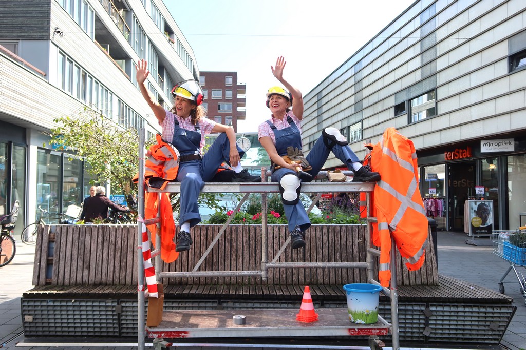 Fluitende Bouwvaksters in Winkelcentrum Stadshagen in Zwolle